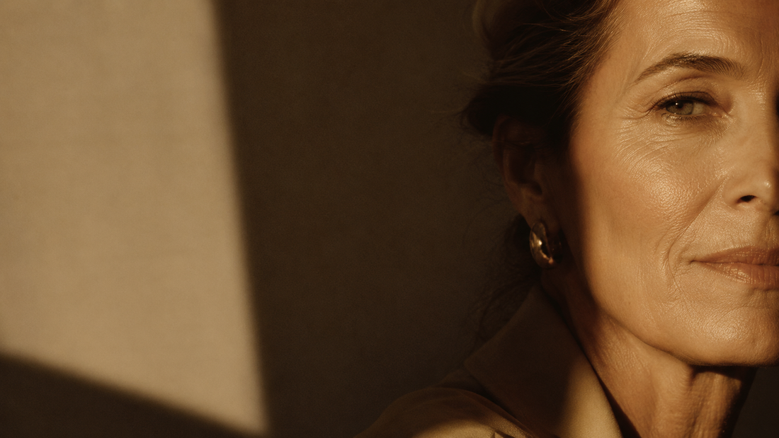 Retrato de mujer madura con piel luminosa en luz dorada, la verdad sobre el envejecimiento de la piel — Aletheia Skin Lab