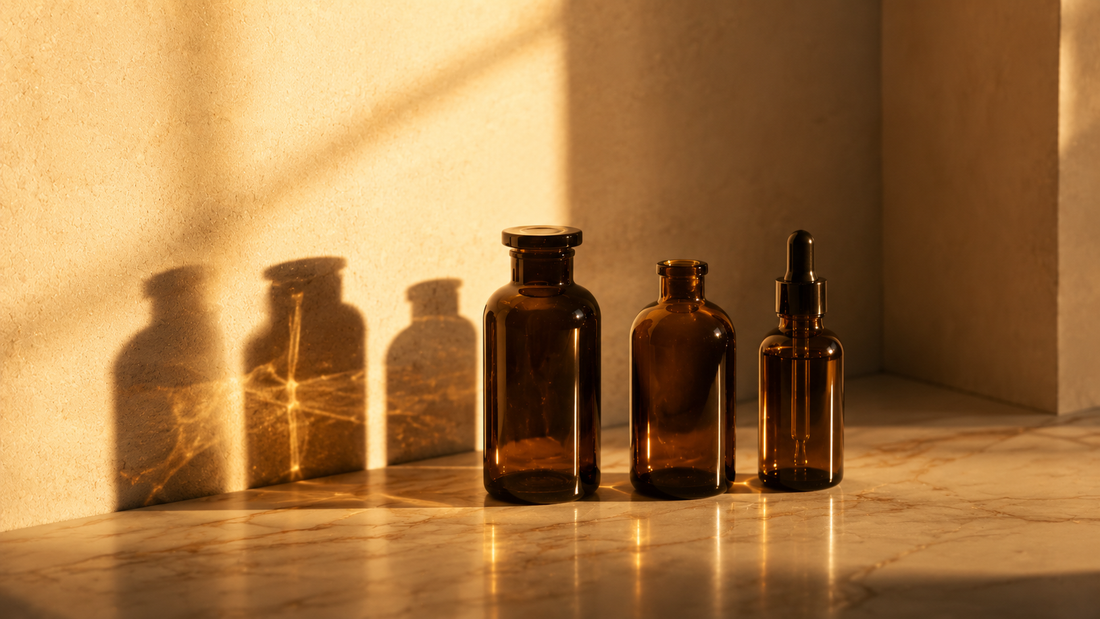 Tres frascos ámbar bajo la luz del atardecer, el ritual completo Veritas Celular — Aletheia Skin Lab