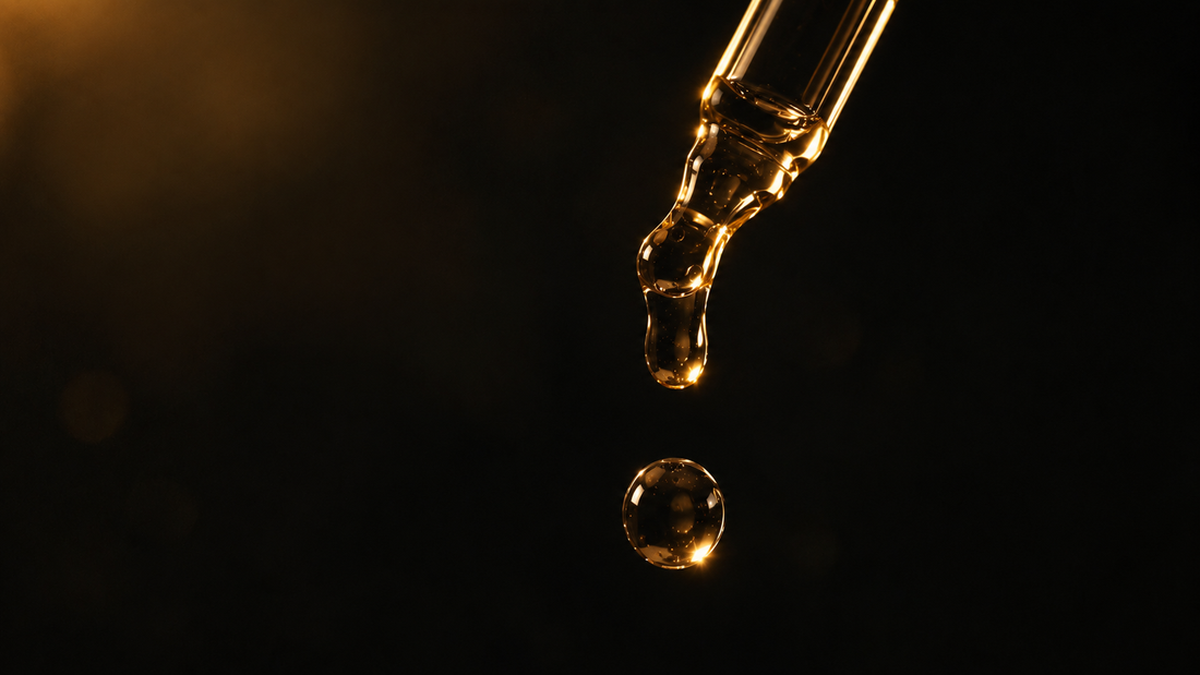 Gota de sérum de exosomas cayendo de un cuentagotas sobre fondo negro — Aletheia Skin Lab