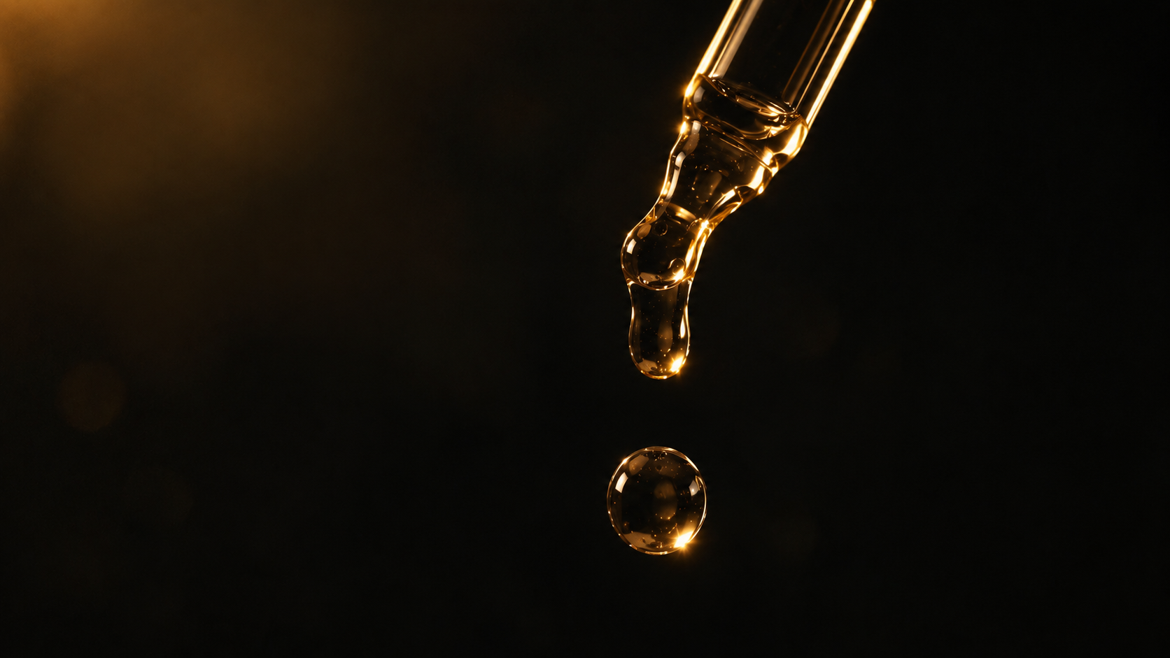 Gota de sérum de exosomas cayendo de un cuentagotas sobre fondo negro — Aletheia Skin Lab