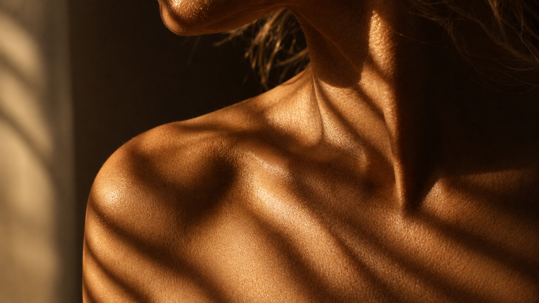 Luz del sol sobre la piel del cuello y los hombros, guía de fotoprotección SPF — Aletheia Skin Lab